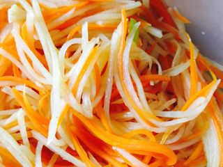 8、微波土豆胡萝卜丝,放入鸡精搅匀装盘