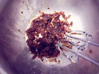 4、枣泥蛋糕,用电动打蛋器搅拌均匀，打至融化