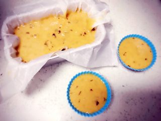 11、枣泥蛋糕,将混合好的面糊倒入模具中，模具垫好油纸，方便脱模