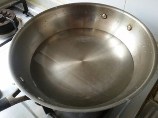 1、鲜虾番茄意面,做一锅开水，水多一些。