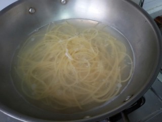 2、鲜虾番茄意面,我用的7#，大约煮了10min