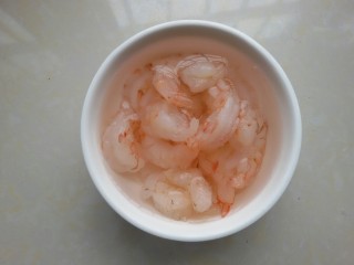 3、鲜虾番茄意面,虾仁提前解冻，去掉虾线，备用