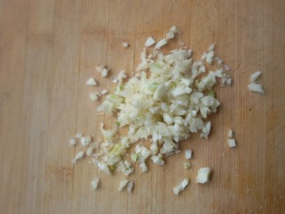 4、鲜虾番茄意面,煮意面的时候可以做一些准备工作，蒜切碎。