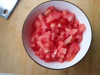 5、鲜虾番茄意面,番茄切小块