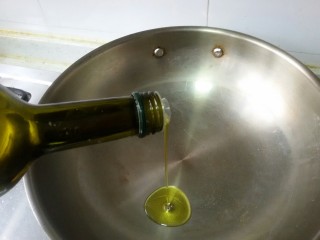 6、鲜虾番茄意面,锅中倒入橄榄油，热锅热油