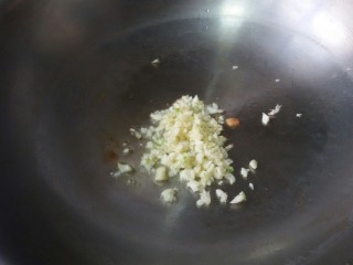 7、鲜虾番茄意面,倒入蒜泥，炒香