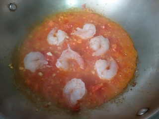 11、鲜虾番茄意面,放入虾仁