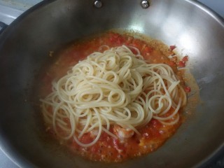 12、鲜虾番茄意面,虾仁快熟后放入煮好的意面