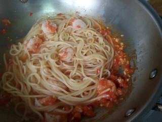 13、鲜虾番茄意面,让意面均匀的裹上番茄汁