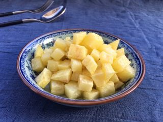 7、土豆腊肉焖饭,捞起来控干油分放盘中待用。