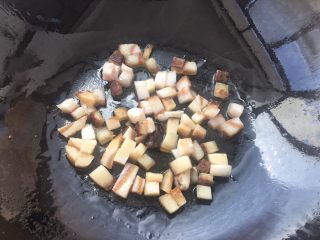 11、土豆腊肉焖饭,锅烧热下肥腊肉丁翻炒出油，尽管我挑最瘦的那块腊肉，还是看到那么肥????建议做腊肉焖饭，用肥瘦都有的腊肉融合米饭才香。