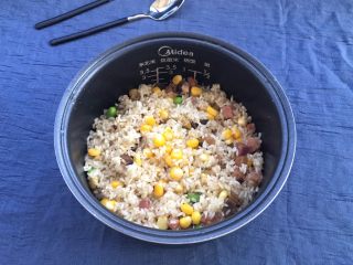 18、土豆腊肉焖饭,翻炒好的米饭，放入电饭锅中。