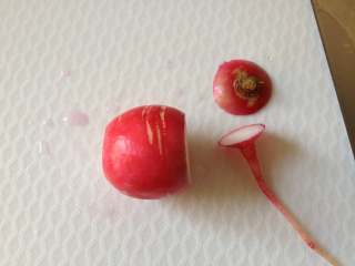 1、凉拌樱桃萝卜,樱桃萝卜洗净后把两头根须切掉