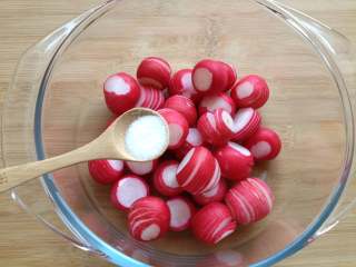 3、凉拌樱桃萝卜,放入适量盐拌匀，腌制半小时左右