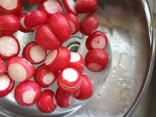 4、凉拌樱桃萝卜,腌好后，把萝卜里的水挤出倒掉