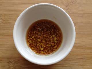 5、凉拌樱桃萝卜,调个料汁：碗中放入蒜末、味极鲜、白醋、糖和芝麻油调匀