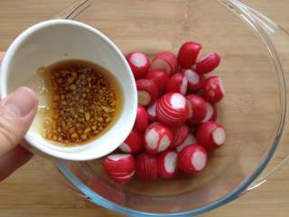 6、凉拌樱桃萝卜,将料汁倒入萝卜中拌匀即可