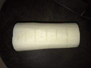 2、素之食谱—煎萝卜,萝卜去皮，用刀轻轻作记号，把萝卜平均分成六块，确定每段都差不多宽就切开它。