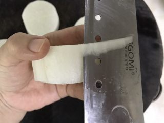 3、素之食谱—煎萝卜,把每段萝卜上下两边都削圆棱角，一为外形好看，二在加热过程能防止萝卜散架。