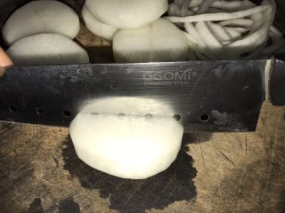 5、素之食谱—煎萝卜,然后在其中一面深深切出十字形刀口，记着不要切断。切刀口为了能使萝卜煮的时候更快变软和入味。