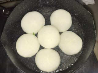 7、素之食谱—煎萝卜,萝卜放入锅里，水刚末过萝卜就可以