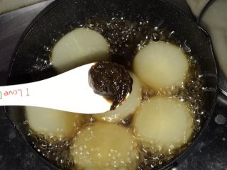 10、素之食谱—煎萝卜,加入豆瓣酱拌匀后盖盖，中火煮
