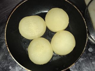 12、素之食谱—煎萝卜,取出萝卜在不粘锅里，有刀口的那面朝下，烙干水分后加油，中火煎1-2分钟