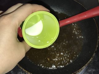 14、素之食谱—煎萝卜,煎萝卜的锅里加入100-150g煮萝卜的汤，用些淀粉水勾芡，使汤变稍稠即可。