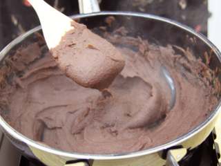 12、自制红豆沙,红豆沙含有丰富的蛋白质和不饱和脂肪酸，自制红豆沙绵甜润口，帮助宝宝增强食欲，吃起来更放心！