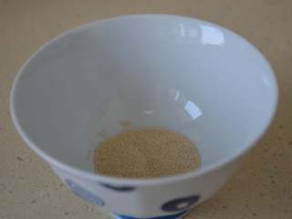 1、花朵馒头,取3克酵母粉放入大碗内。