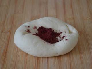 7、花朵馒头,取一份面团，放2~3克的红曲粉，另一份面团盖好，避免干皮。