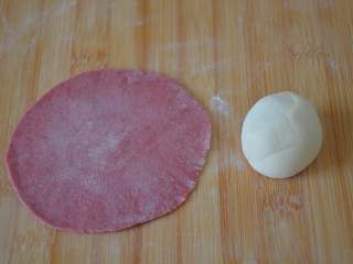 11、花朵馒头,粉色面剂子擀成面皮，不用太薄，白色面剂子揉成球状。