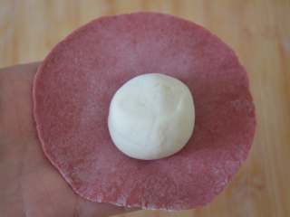 12、花朵馒头,将白色面团包在粉色面皮里面。