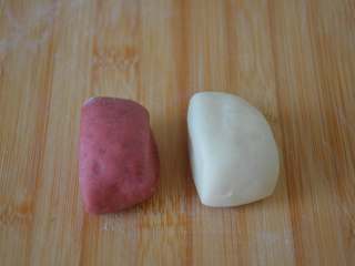 10、花朵馒头,取两个不同颜色的小面剂子，其余的面剂子盖好。