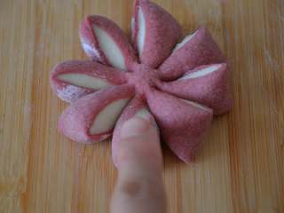 18、花朵馒头,用手指依次摁平整。