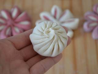 20、花朵馒头,步骤同上。