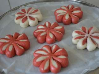 22、花朵馒头,关火后要焖五分钟，再开锅。注意：拿锅盖时要快速平移，防止锅盖上的水汽滴落在馒头上，影响美观。