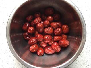 2、低脂养生红枣蛋糕,红枣洗净。