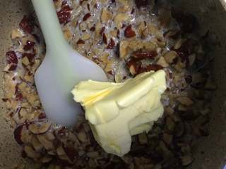 7、低脂养生红枣蛋糕,加入黄油搅拌至融化