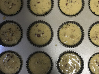 12、低脂养生红枣蛋糕, 倒入纸杯中，8-9分满。