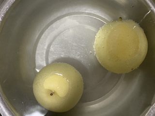 1、冰糖雪梨,盐水洗