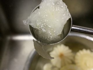 9、冰糖雪梨,挖下来的梨肉