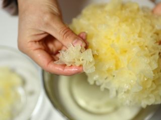 3、传世五宝汤-带带,将银耳洗净,撕成小块,这样更容易出胶哦;