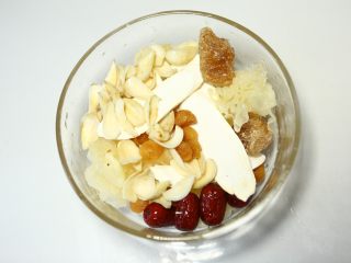 5、传世五宝汤-带带,将泡好的百合和红枣,桂圆肉,山药,黄冰糖一起装好;