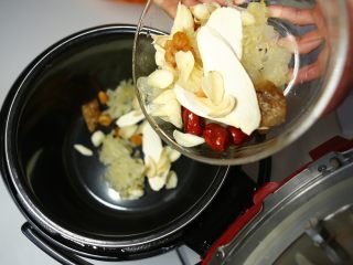 6、传世五宝汤-带带,所有材料放入高压锅中;