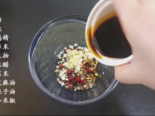 3、凉拌蕨根粉,加入生抽 （味极鲜）