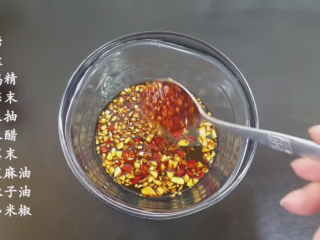 5、凉拌蕨根粉,辣子油 自己做的为佳 做法我菜谱里有 