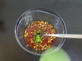 6、凉拌蕨根粉,加入 葱末 糖 盐 调匀备用