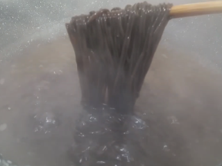 8、凉拌蕨根粉,水开后 下锅煮5分钟左右