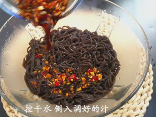 9、凉拌蕨根粉,捞出过下冷水 在沥干 倒入调好的汁